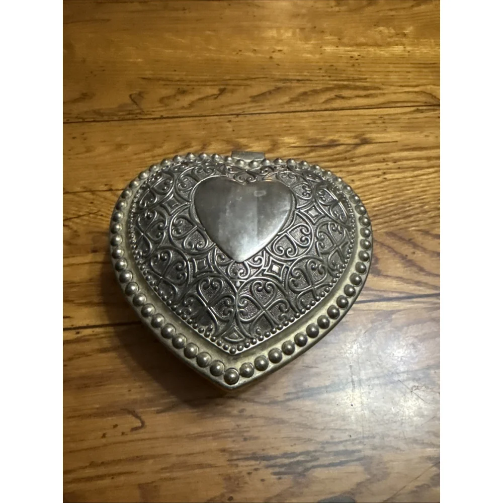 Vtg Lg Silver Plated Ornate Heart Shaped Velvet Lined Jewelry/Trinket￼ Box ￼￼ ￼